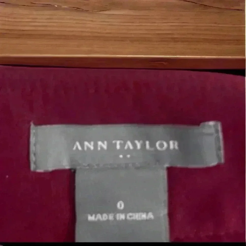 Anne Taylor Women's Size 0 Maroon Pencil Skirt With Front Buttons. Side Zip